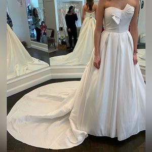 BRAND NEW Adrianna Papell bridal dress. Size 4. 👰🏼‍♀️💍